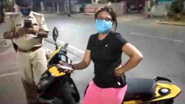 हेलमेट नहीं पहनने पर ट्रैफिक पुलिसकर्मी ने रोका