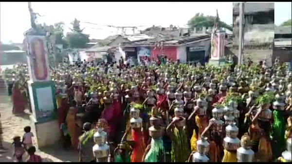 Social distancing breaking by hundreds women in Ahmedabad, Is most affected by pandemic, Police action against 23 people including Sarpanch Social distancing breaking by hundreds women in Ahmedabad, Is most affected by pandemic, Police action against 23 people including Sarpanch