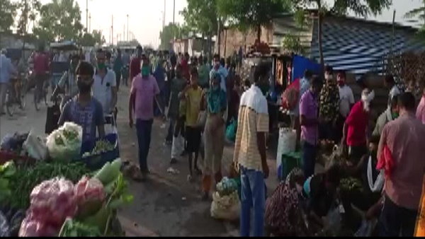 People breaking social distancing in Prayagraj vegetable market, covid updates from allahabad People breaking social distancing in Prayagraj vegetable market, covid updates from allahabad