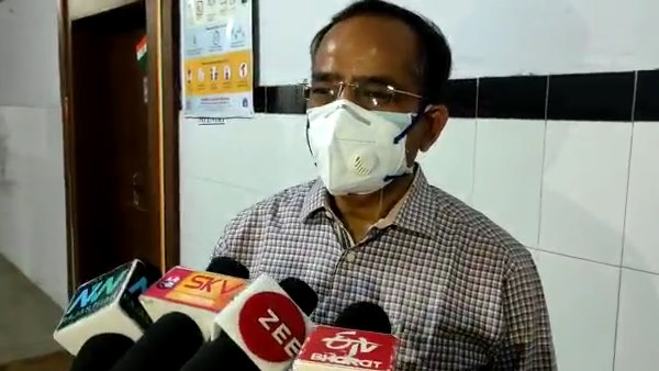 यूएसए व यूके में दे रहे सेवाएं