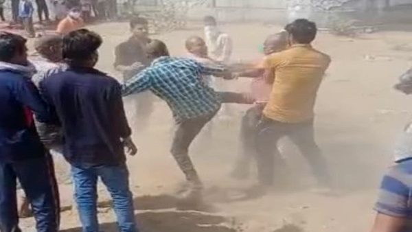 तीन बेटे अस्थियां एकत्रित करने गए थे