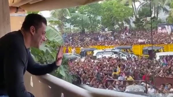 आप मेरे घर के बाहर ना आएं