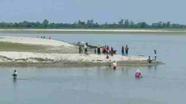 villagers jump into saryu river after corona vaccination team reaches village villagers jump into saryu river after corona vaccination team reaches village