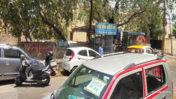 साईं चौक पर खड़ी रहती हैं गाड़ियां