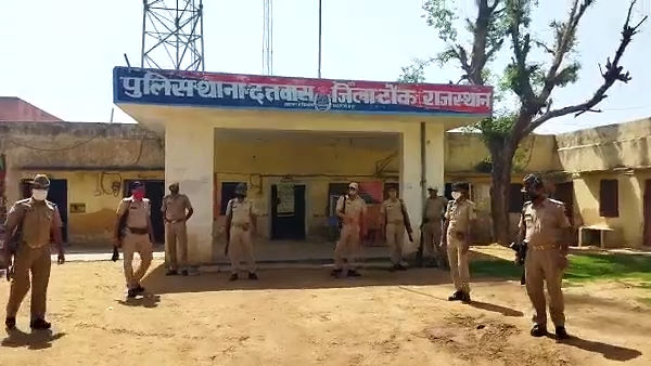 Villagers attack on Datwas police station in Tonk Rajasthan Villagers attack on Datwas police station in Tonk Rajasthan
