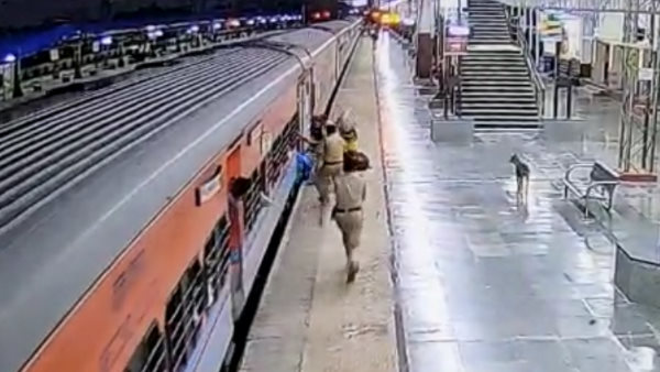 RPF jawan rescued woman trapped between platform and train at Dausa railway station RPF jawan rescued woman trapped between platform and train at Dausa railway station