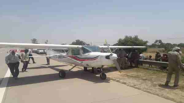 Emergency landing of aircraft on Agra-Noida Yamuna Expressway Emergency landing of aircraft on Agra-Noida Yamuna Expressway