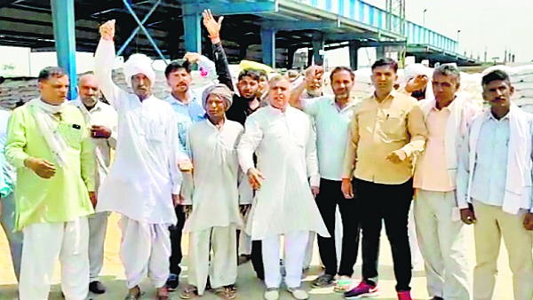 Haryana Govt wheat procurement stopped in many districts , outraged farmers says- where is Khattar government ? Haryana Govt wheat procurement stopped in many districts , outraged farmers says- where is Khattar government ?