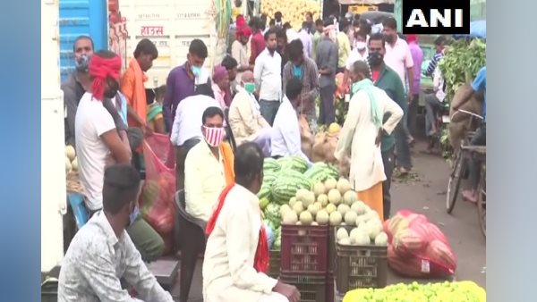 गोरखपुर के फल और सब्जी मंडी में सोशल डिस्टेंसिंग का उल्लंघन
