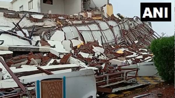 hotel portion collapsed in malegaon hotel portion collapsed in malegaon