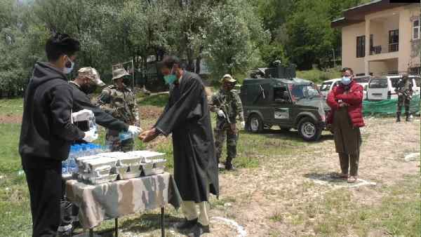 Indian Army is feeding free food to relatives of the patient being treated for Covid in Baramulla,people are appreciating Indian Army is feeding free food to relatives of the patient being treated for Covid in Baramulla,people are appreciating