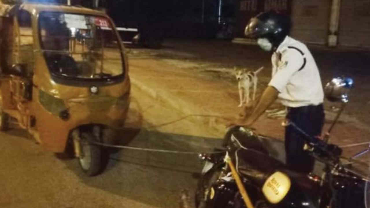 Indore Traffic policeman tied e-rickshaw to his bike For Help Indore Traffic policeman tied e-rickshaw to his bike For Help
