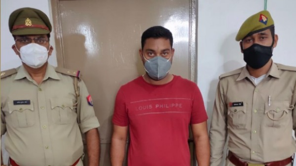 घर से मिली इंस्पेक्टर की यूनिफॉर्म, पुलिस का मोनोग्राम