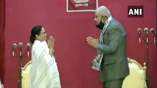 शपथ लेते ही राज्यपाल ने ममता को याद दिलाया राजधर्म... शपथ लेते ही राज्यपाल ने ममता को याद दिलाया राजधर्म...
