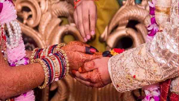 वैदिक रीति-रिवाज से हुई शादी
