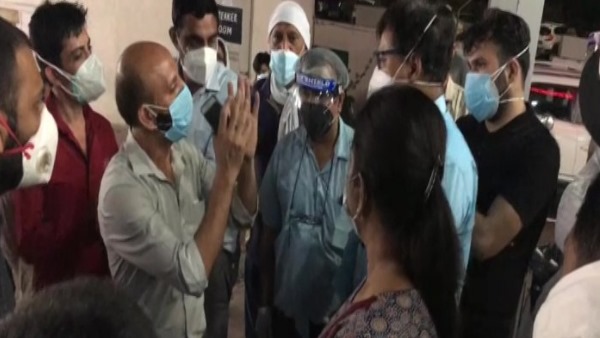 Family members created ruckus after 5 patients lost life at a private hospital in meerut Family members created ruckus after 5 patients lost life at a private hospital in meerut