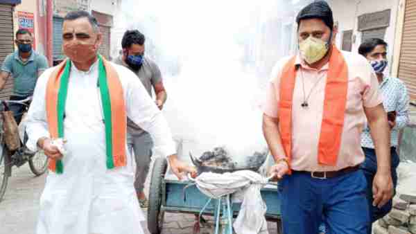 BJP leader roaming in streets with hawan to fight coronavirus BJP leader roaming in streets with hawan to fight coronavirus