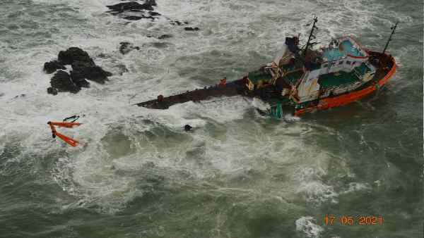 Cyclone Tauktae:Indian Navy sent two ships for rescue 273 people stranded near Bombay High Cyclone Tauktae:Indian Navy sent two ships for rescue 273 people stranded near Bombay High