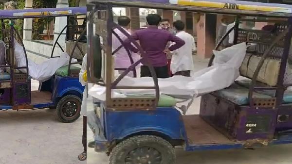 family forced to carry Covid patient body in e rickshaw after hospital denies ambulance in saharanpur family forced to carry Covid patient body in e rickshaw after hospital denies ambulance in saharanpur