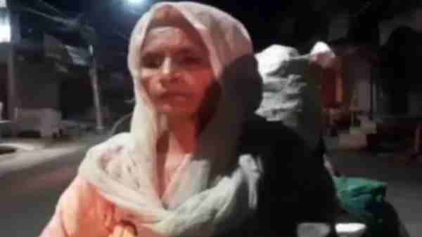 60 years Savitri became an example, feeding the family by driving a rickshaw 60 years Savitri became an example, feeding the family by driving a rickshaw
