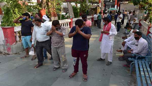 अंधेरा होने के बाद भी लपटें उठती रहती हैं