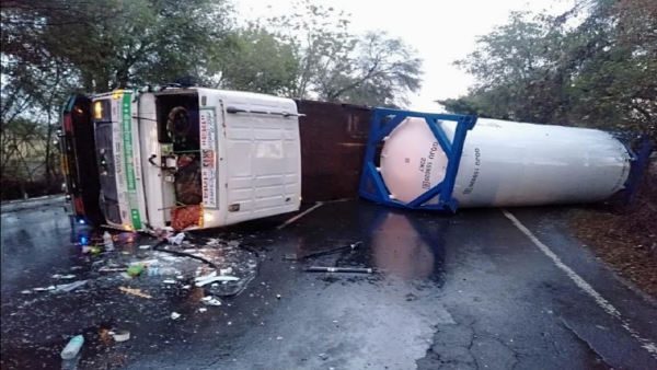 A tanker filled with 22 tons of oxygen overturned in the ocean of Madhya Pradesh A tanker filled with 22 tons of oxygen overturned in the ocean of Madhya Pradesh