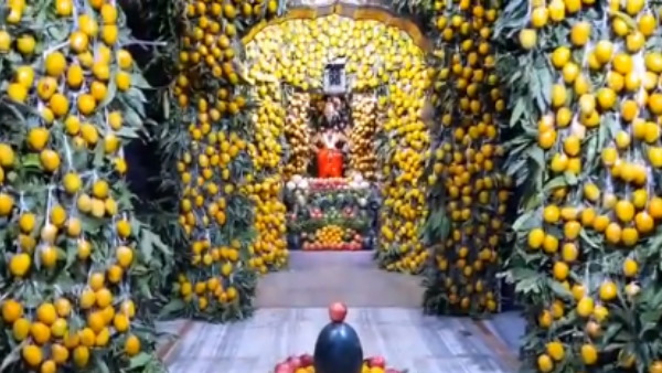 पुणे के बिजनेसमैन ने मंदिर में चढ़ाए हजारों फल
