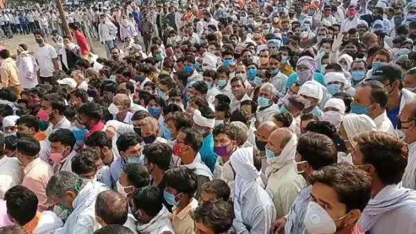 लखनऊ में उड़ रही सोशल डिस्टेंसिंग की जमकर धज्जियां