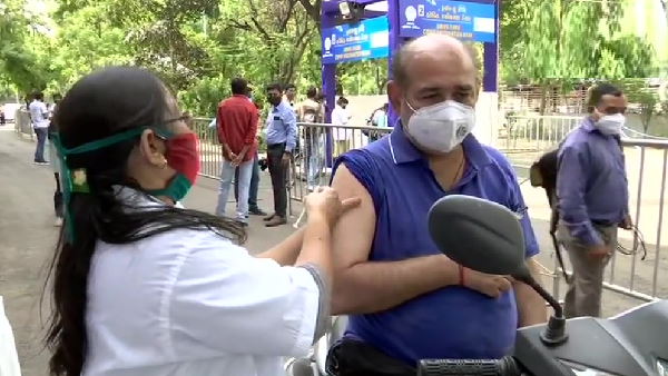 Drive Through Vaccination Starts In Ahmedabad, seen long queues of people in many area of the city Drive Through Vaccination Starts In Ahmedabad, seen long queues of people in many area of the city