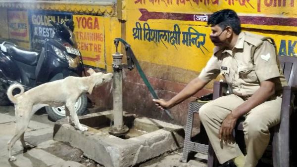 Varanasi policeman praised for Feeding Water to Stray Dog from Handpump Varanasi policeman praised for Feeding Water to Stray Dog from Handpump