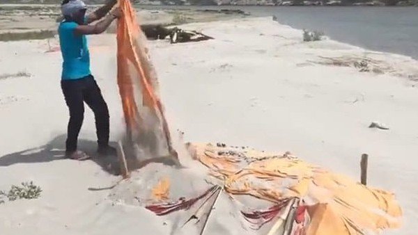 Prayagraj Dm Bhanu Chandra Goswami orders enquiry into the removed of pieces of cloth covering bodies in ganga Prayagraj Dm Bhanu Chandra Goswami orders enquiry into the removed of pieces of cloth covering bodies in ganga