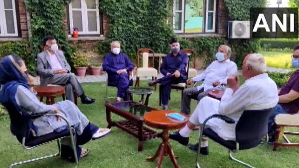 Gupkar alliance leader Farooq Abdullah Mehbooba Mufti and others meeting in Srinagar Gupkar alliance leader Farooq Abdullah Mehbooba Mufti and others meeting in Srinagar