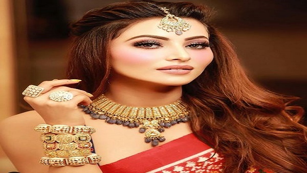 उर्वशी ने पहनीं 58 लाख की साड़ी