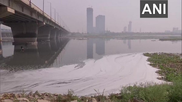 अनट्रीटेट सीवेज के यमुना में मिलने से बन रहे झाग