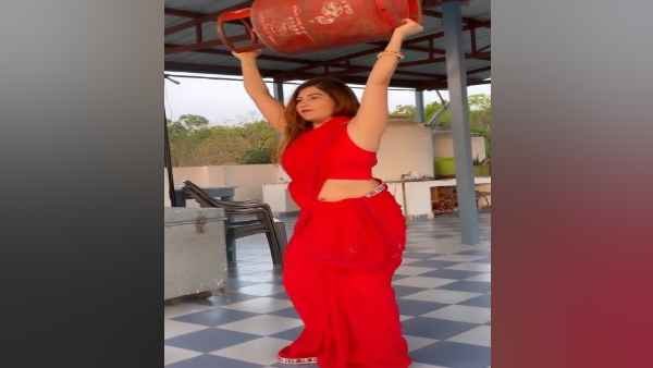 Video: Girl in Red Saree gym exercise with Gas Cylinder goes viral on Social Media Video: Girl in Red Saree gym exercise with Gas Cylinder goes viral on Social Media