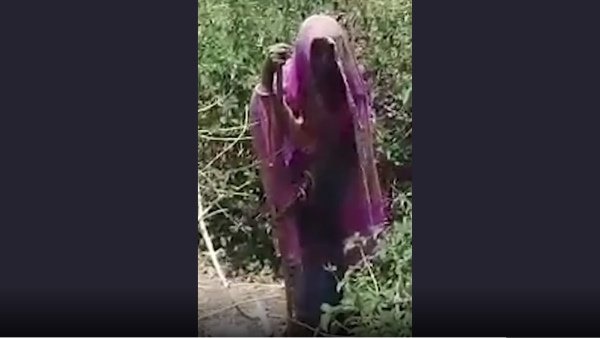 जब जंगल की झाड़ियों में छुप गई थी बुजुर्ग महिला