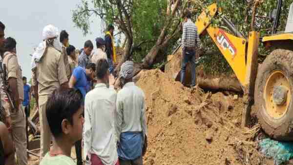Peepal tree collapsed and fell down three people died Peepal tree collapsed and fell down three people died