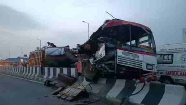 Agra News: Four killed in roadways bus and canter collision Agra News: Four killed in roadways bus and canter collision