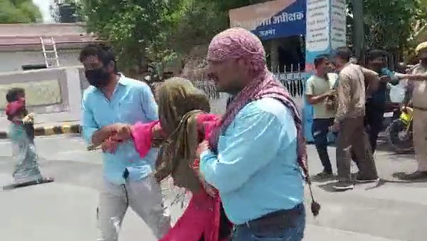 lovers who returned after doing marriage were taken away from Ajmer SP office lovers who returned after doing marriage were taken away from Ajmer SP office