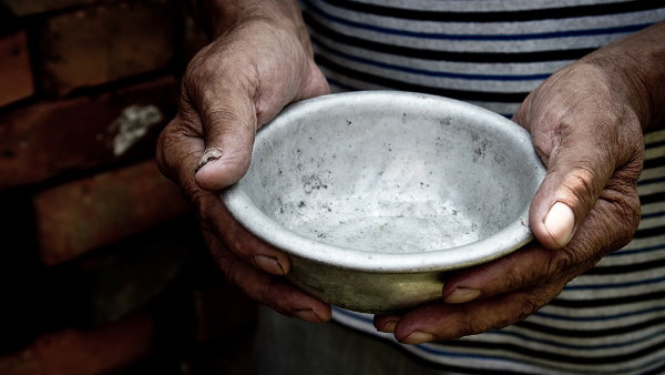 खत्म हुआ राशन, खाने को पड़ गए लाले
