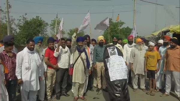 Amritsar Farmers protest with effigy of CM Capt Amarinder Singh for power supply Amritsar Farmers protest with effigy of CM Capt Amarinder Singh for power supply