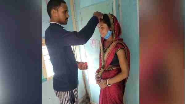 चलती ट्रेन में रचा ली शादी