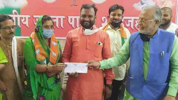 up zila panchayat president election: Bina Singh left Samajwadi Party and joined BJP up zila panchayat president election: Bina Singh left Samajwadi Party and joined BJP