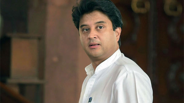 सिंधिया की सुरक्षा में बड़ी चूक, दूसरी गाड़ी के पीछे 8 KM चलती रही पुलिस, 14 निलंबित सिंधिया की सुरक्षा में बड़ी चूक, दूसरी गाड़ी के पीछे 8 KM चलती रही पुलिस, 14 निलंबित