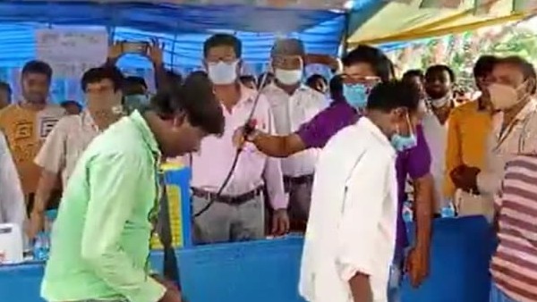 TMC में शामिल होने से पहले 150 बीजेपी कार्यकर्ताओं को सैनेटाइजर से किया गया साफ, देखें VIDEO TMC में शामिल होने से पहले 150 बीजेपी कार्यकर्ताओं को सैनेटाइजर से किया गया साफ, देखें VIDEO