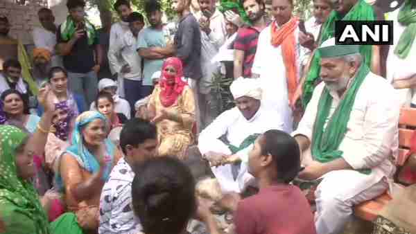 Haryana: farmers, including BKU leader Rakesh Tikait, continue to protest outside Tohana PS Haryana: farmers, including BKU leader Rakesh Tikait, continue to protest outside Tohana PS