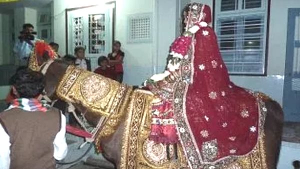 प्रेमिका को देखकर लड़के के उड़े होश
