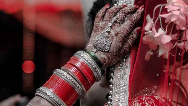 दूल्हे ने दुल्हन का हाथ पकड़ा और...