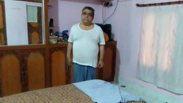 गले में साड़ी बांधकर नीचे उतारा