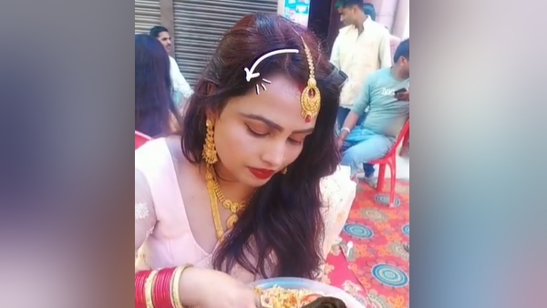 कैमरा देख चम्मच से खाने लगी खाना